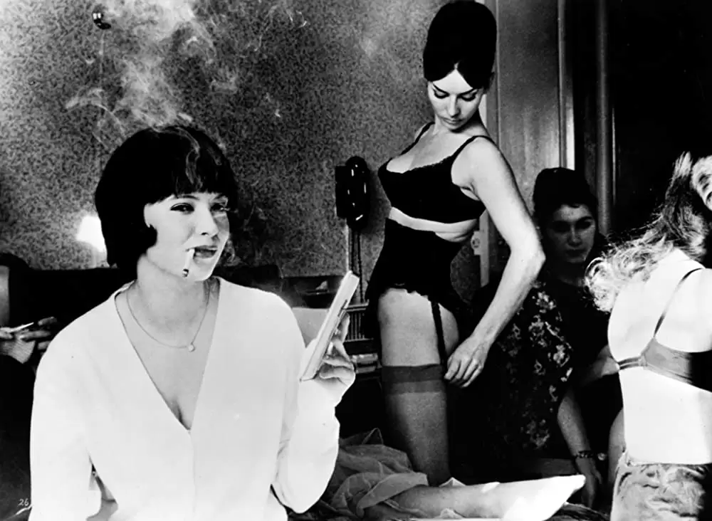 女と男のいる舗道の画像