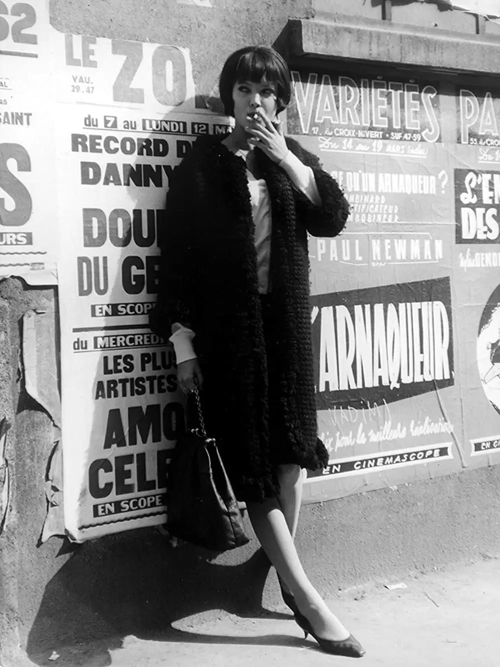 女と男のいる舗道の画像