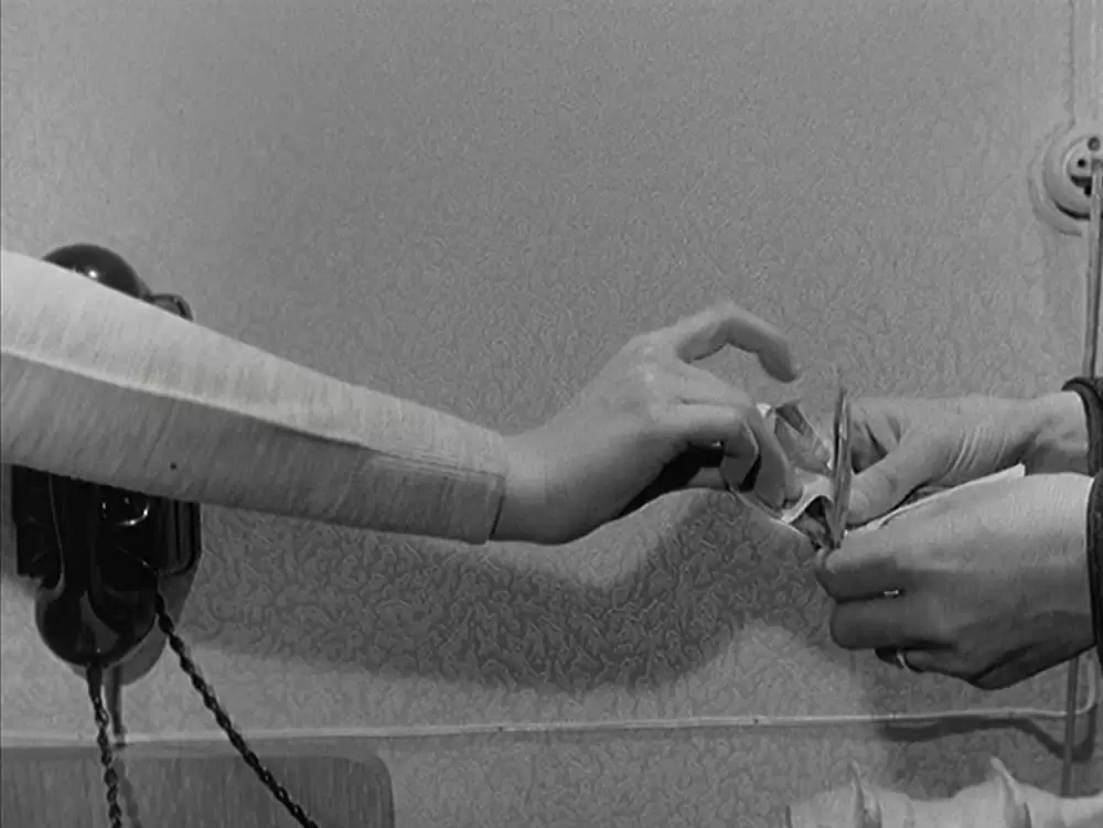 女と男のいる舗道の画像