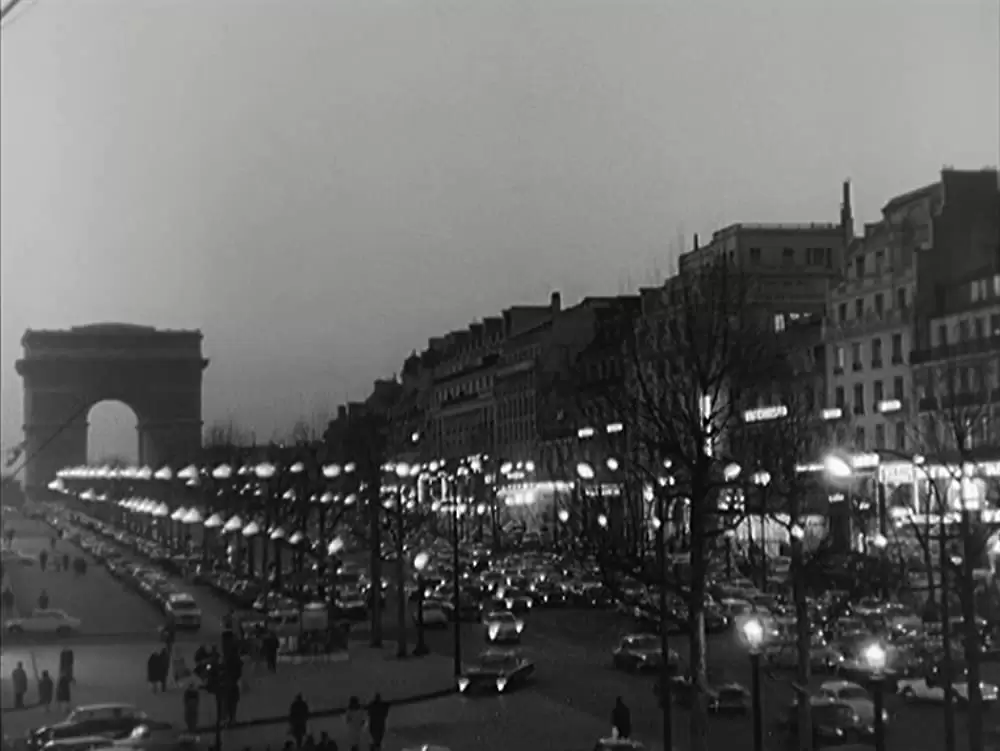 女と男のいる舗道の画像