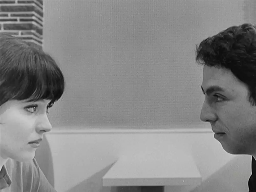 女と男のいる舗道の画像