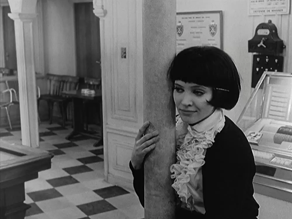 女と男のいる舗道の画像