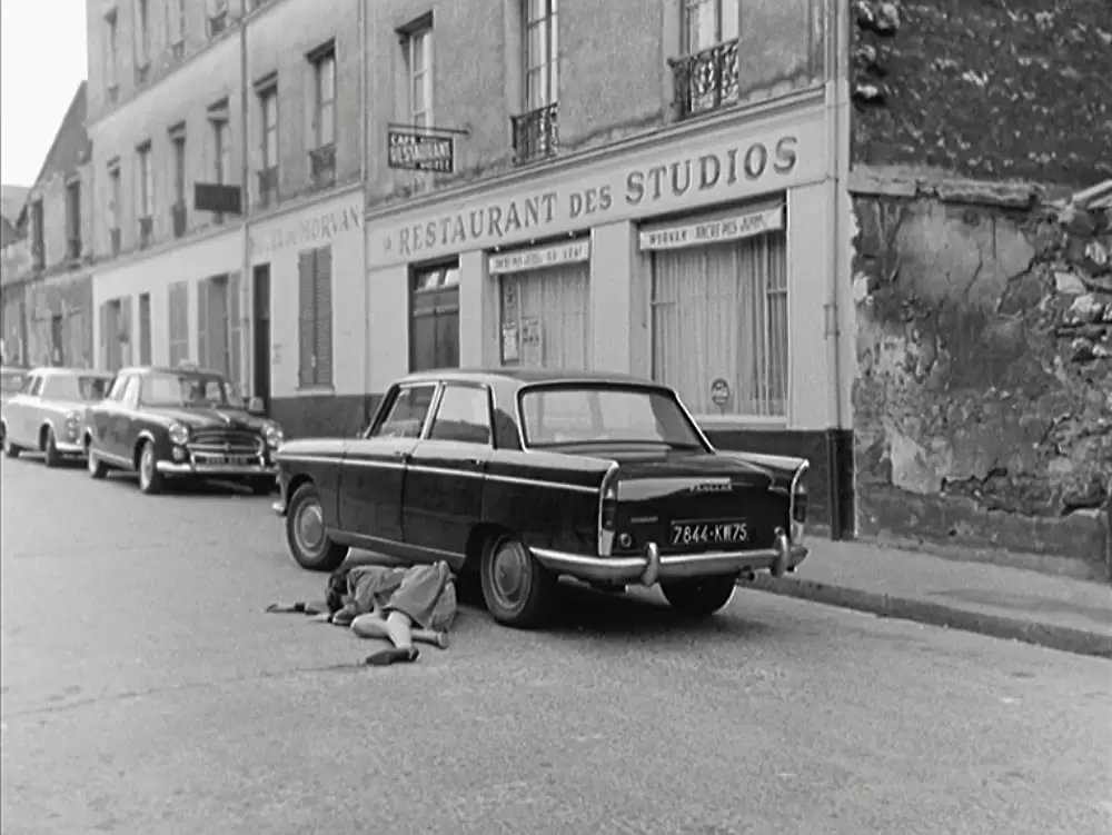 女と男のいる舗道の画像