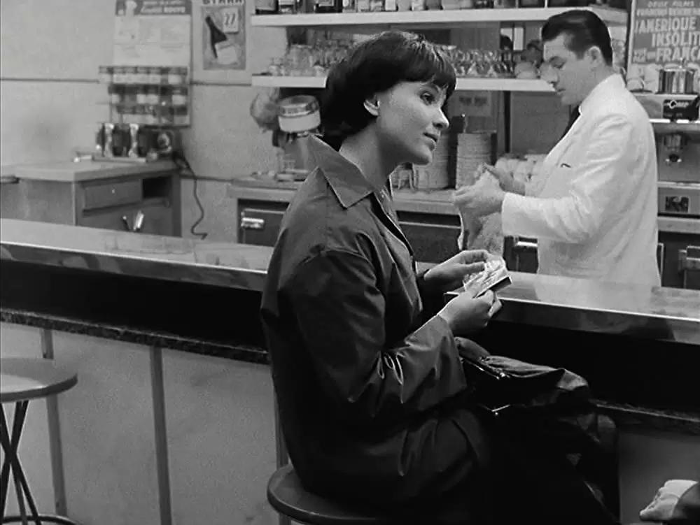 女と男のいる舗道の画像