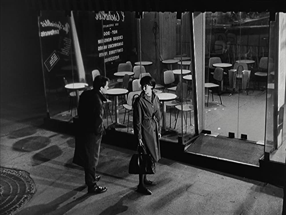 女と男のいる舗道の画像