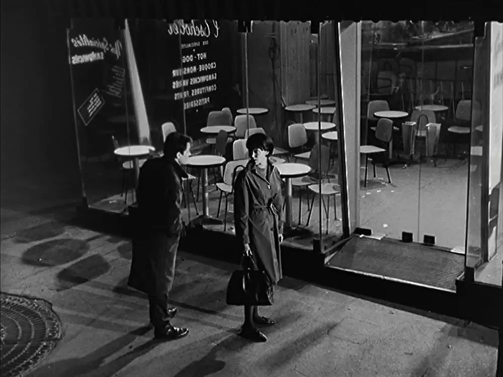 女と男のいる舗道の画像