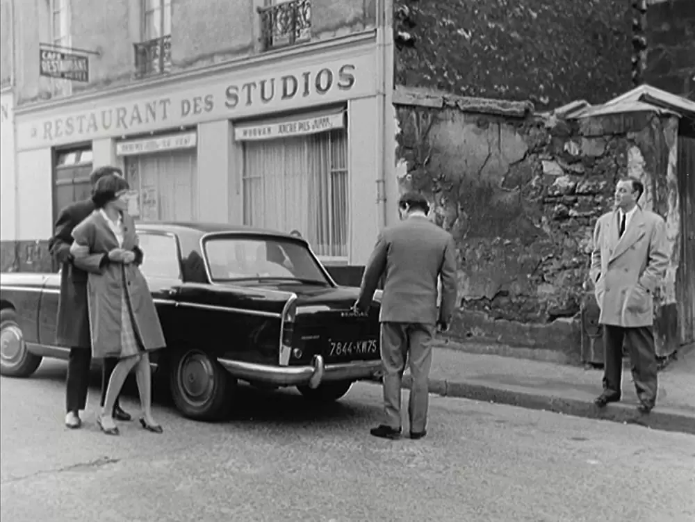 女と男のいる舗道の画像