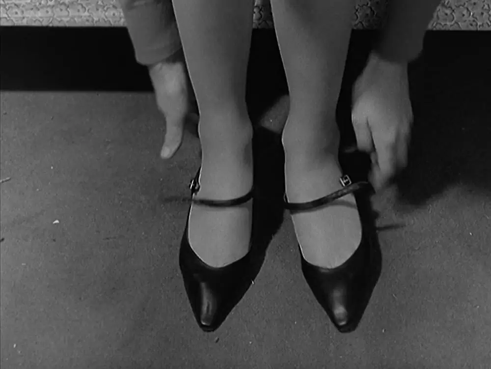 女と男のいる舗道の画像