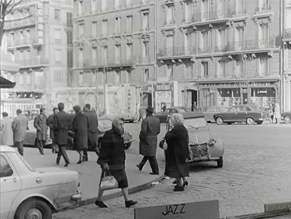 女と男のいる舗道の画像