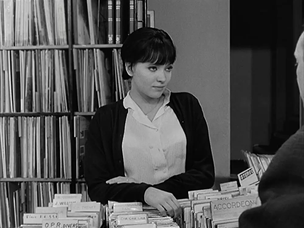 女と男のいる舗道の画像