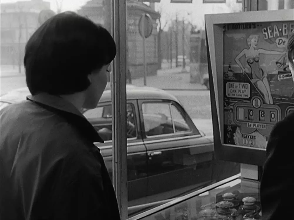 女と男のいる舗道の画像