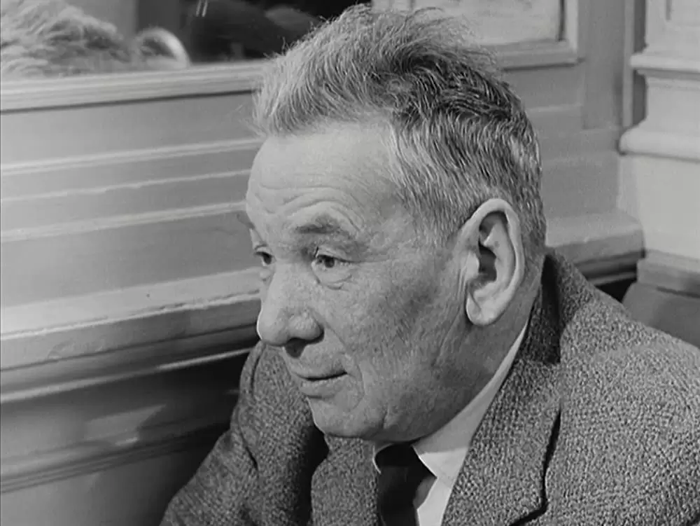 女と男のいる舗道の画像