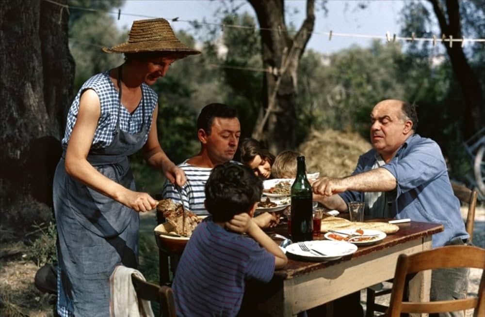 草の上の昼食の画像