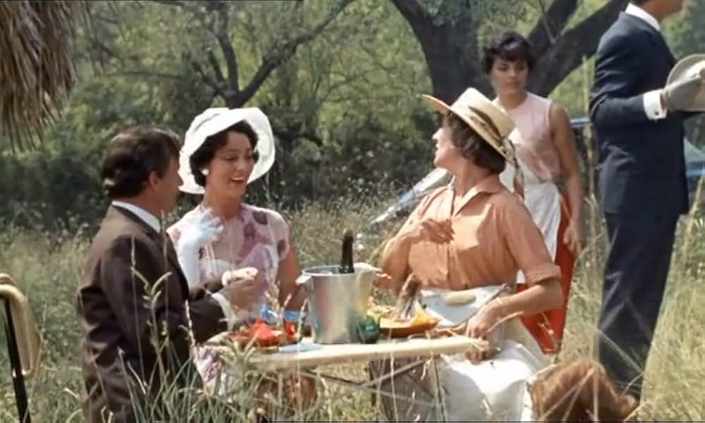 草の上の昼食の画像