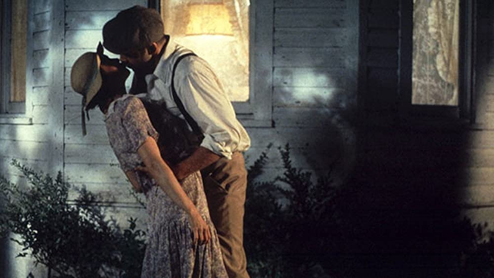 草の上の月の画像