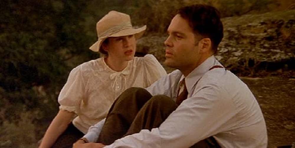 草の上の月の画像