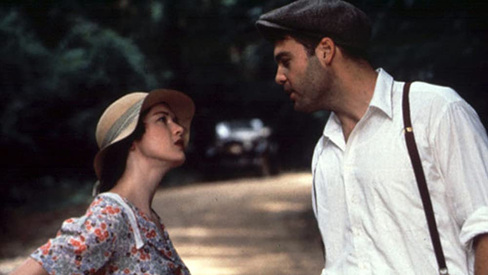 草の上の月の画像