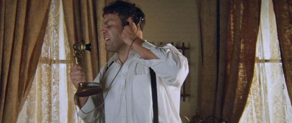 草の上の月の画像