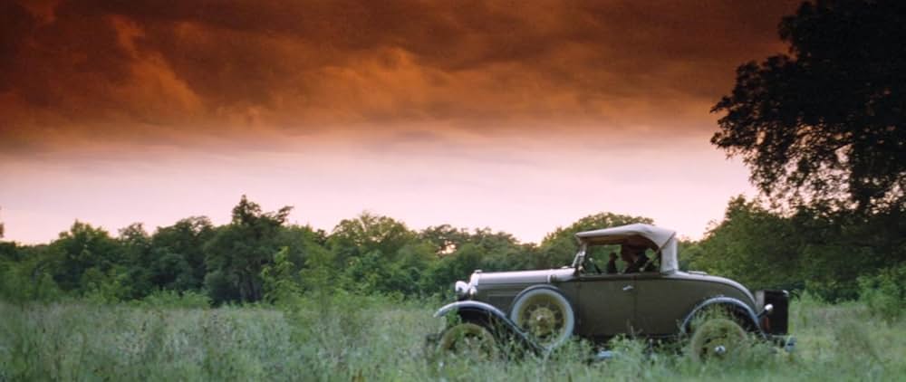 草の上の月の画像