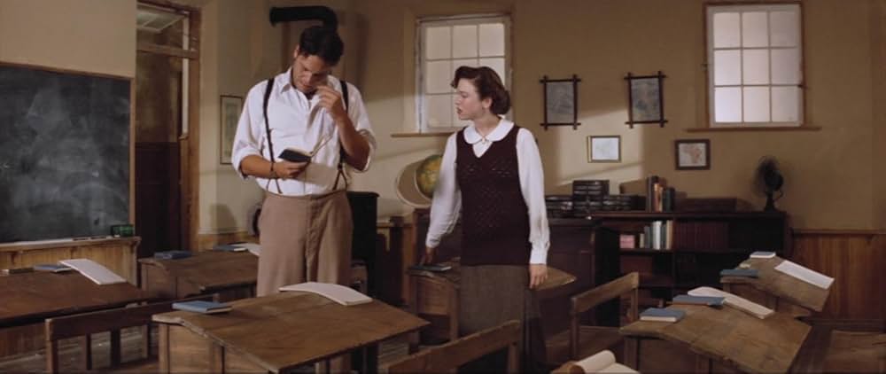 草の上の月の画像