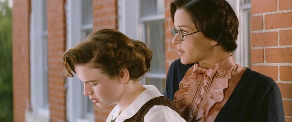 草の上の月の画像