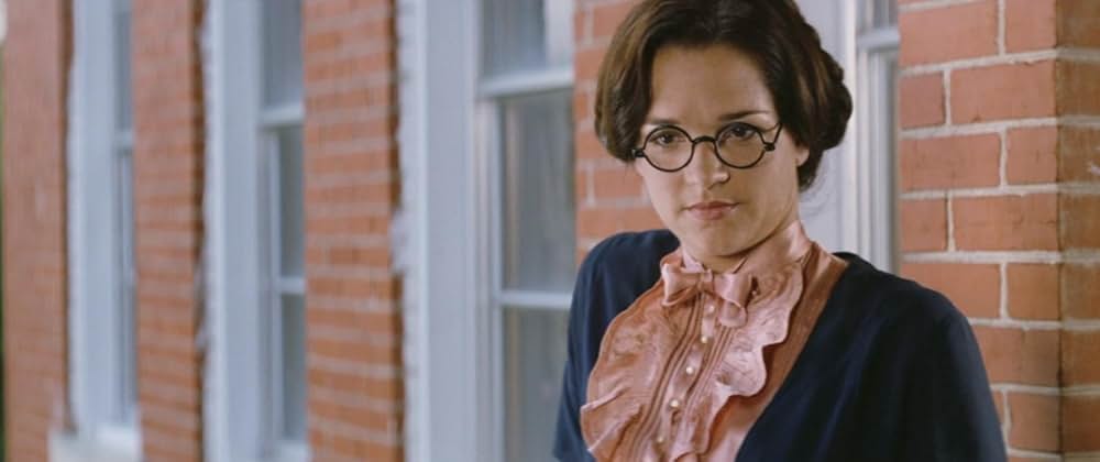 草の上の月の画像