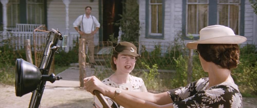 草の上の月の画像