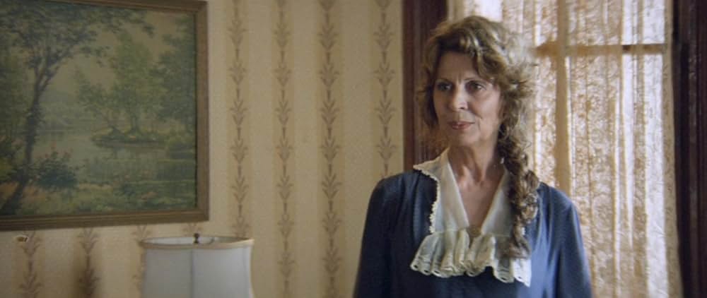 草の上の月の画像