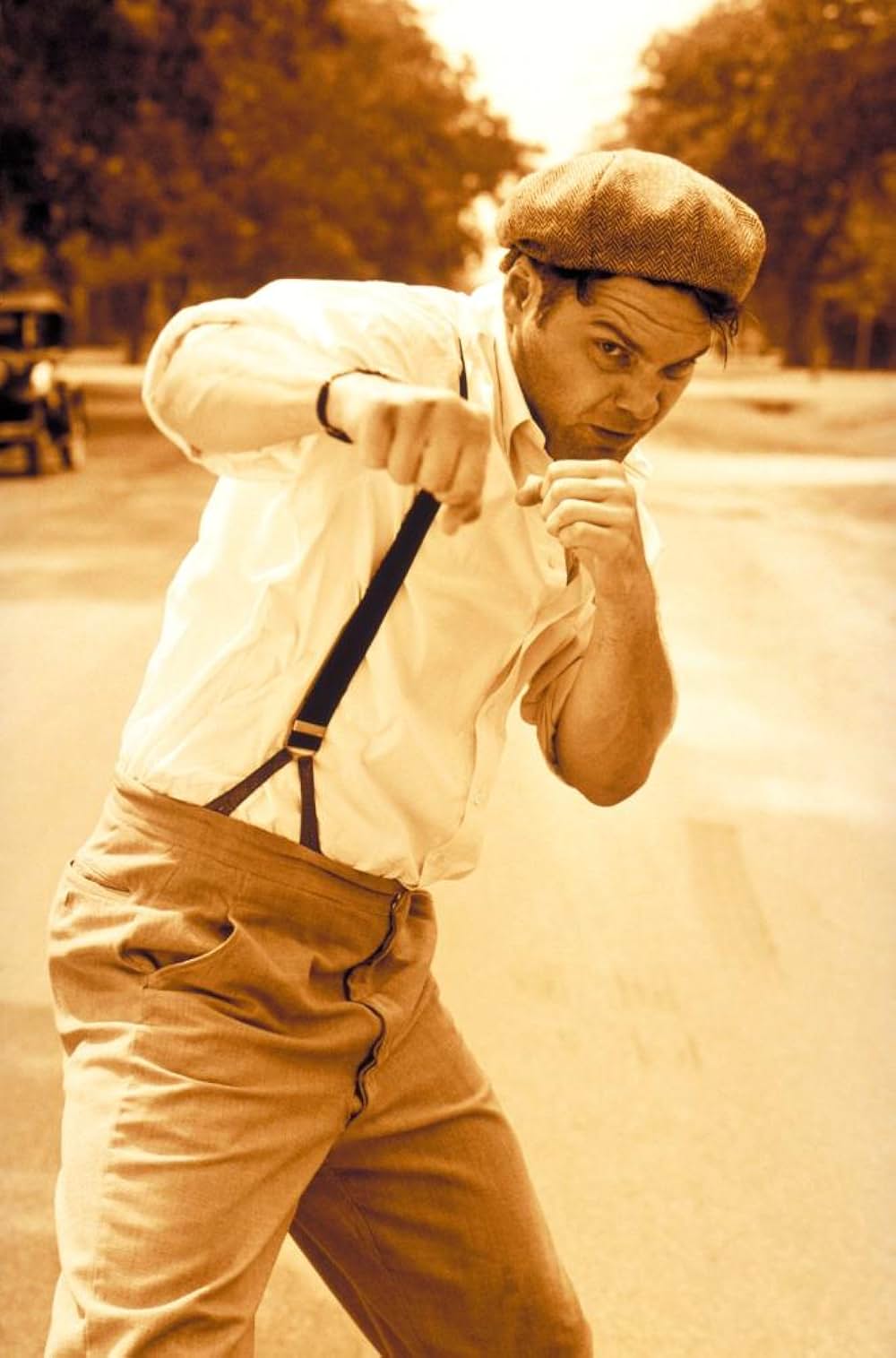 草の上の月の画像