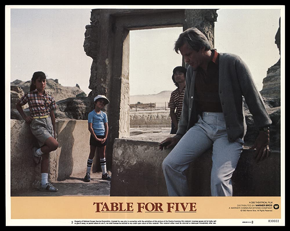 5人のテーブルの画像