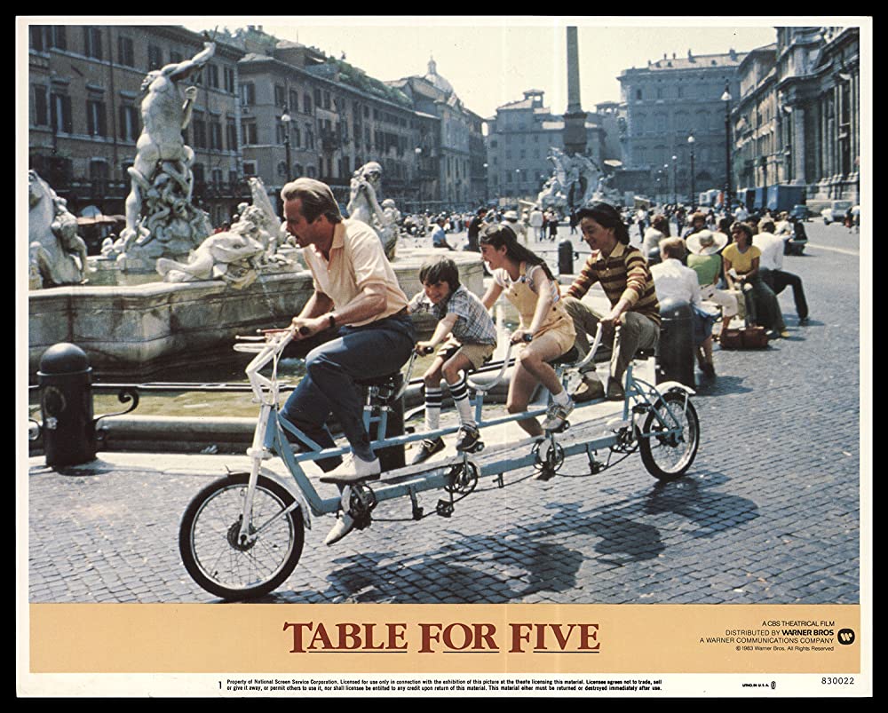 5人のテーブルの画像