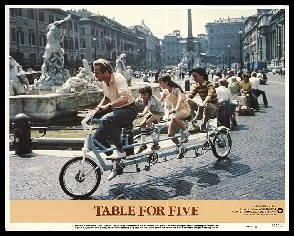 「5人のテーブル」ジョン・ボイト & ソン・ホアン・ブイ & ロビー・カイガー & ロクサーナ・ザルの画像