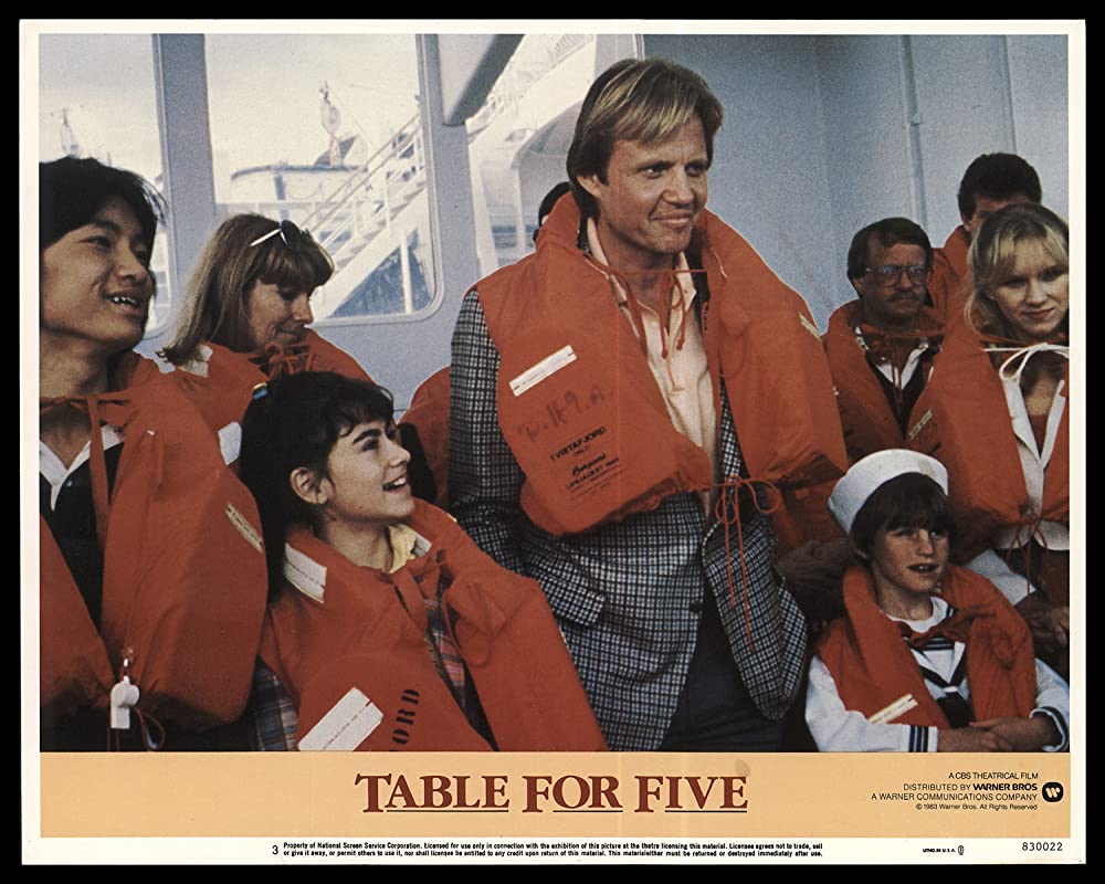 5人のテーブルの画像