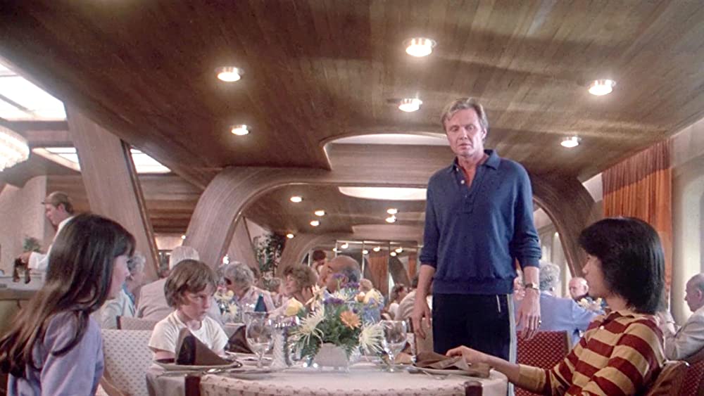 5人のテーブルの画像