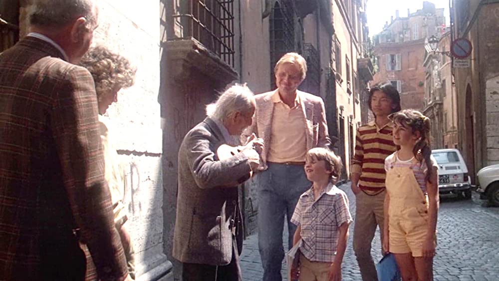 5人のテーブルの画像