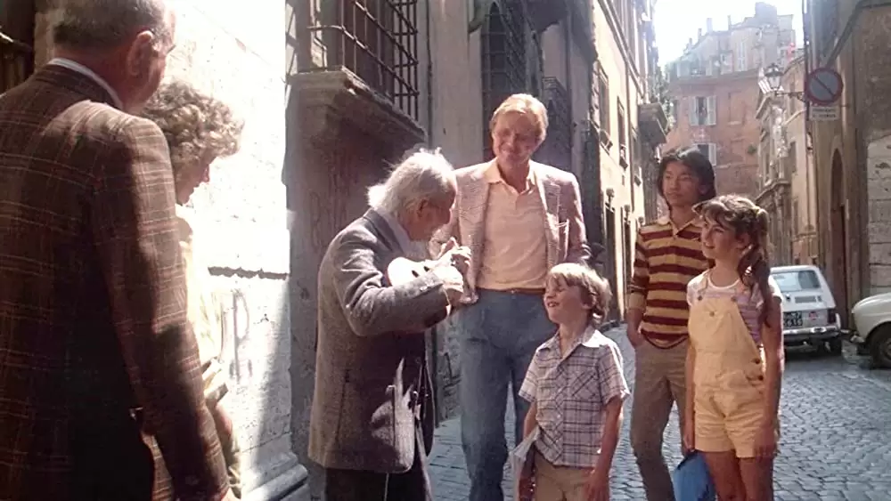 「5人のテーブル」ジョン・ボイト & ソン・ホアン・ブイ & ロビー・カイガー & ロクサーナ・ザルの画像