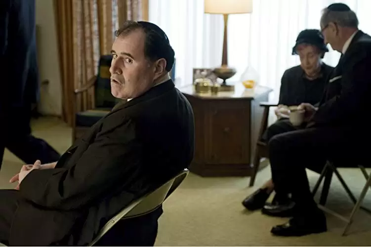 「シリアスマン」リチャード・カインドの画像