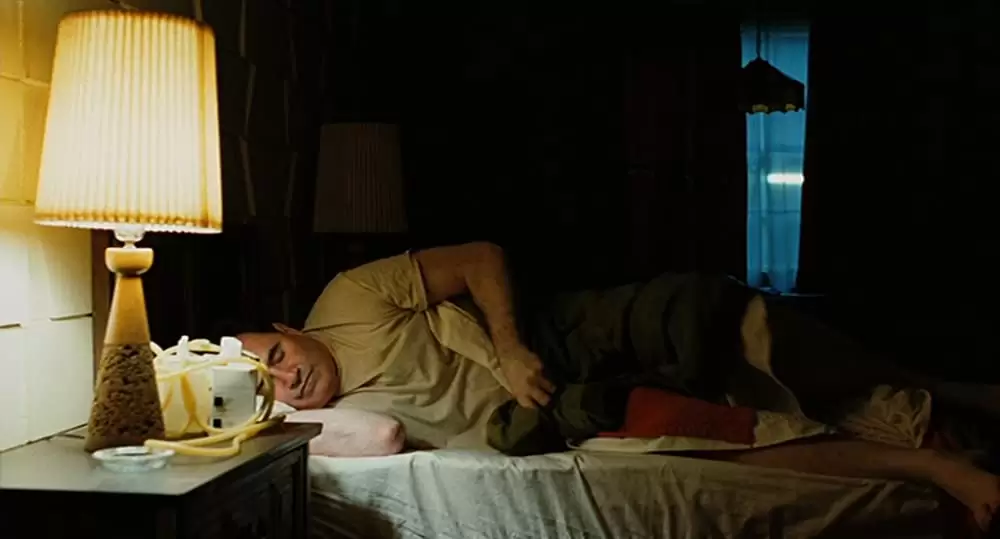 「シリアスマン」リチャード・カインドの画像