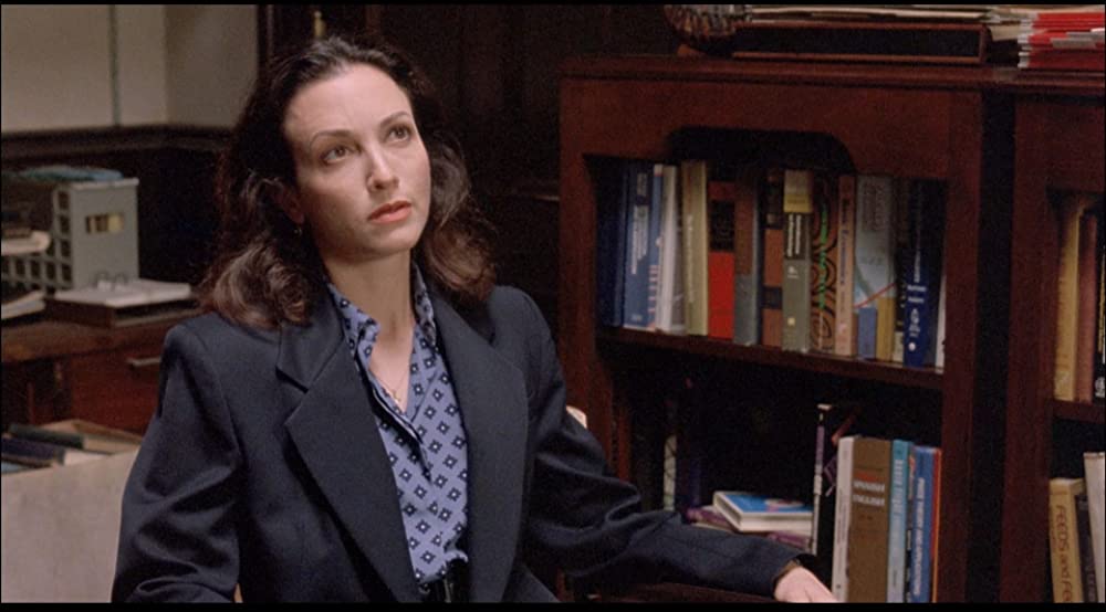 冷たい月を抱く女の画像