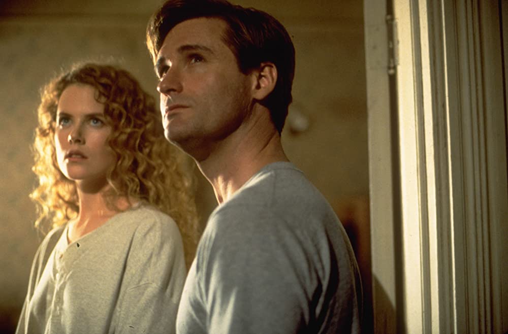 冷たい月を抱く女の画像