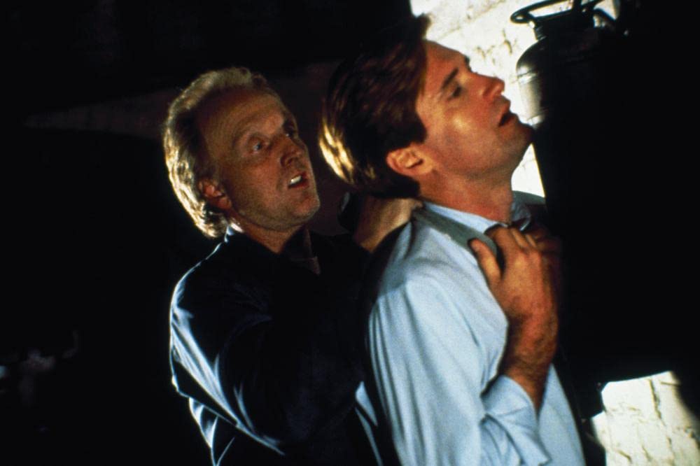 冷たい月を抱く女の画像