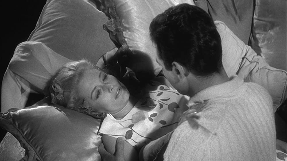 裸のキッスの画像