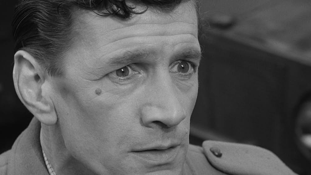 未知空間の恐怖／光る眼の画像