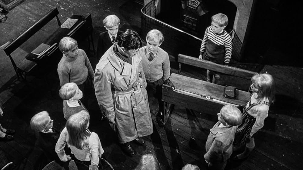 未知空間の恐怖／光る眼の画像