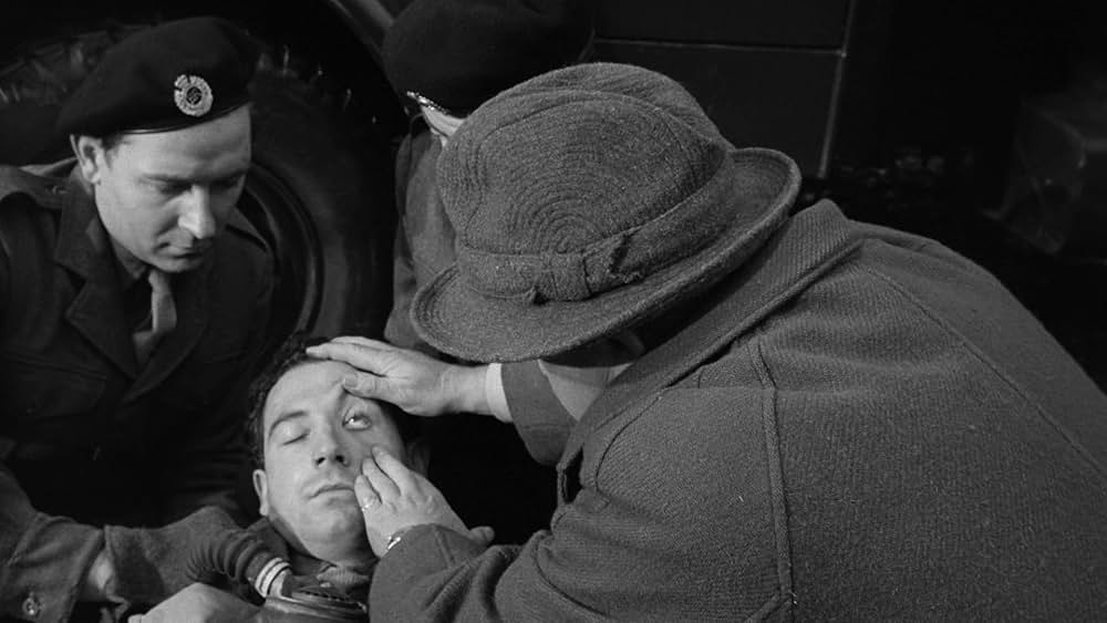 未知空間の恐怖／光る眼の画像