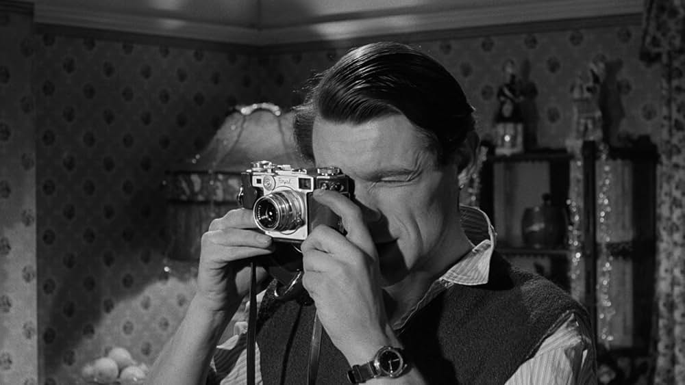 未知空間の恐怖／光る眼の画像