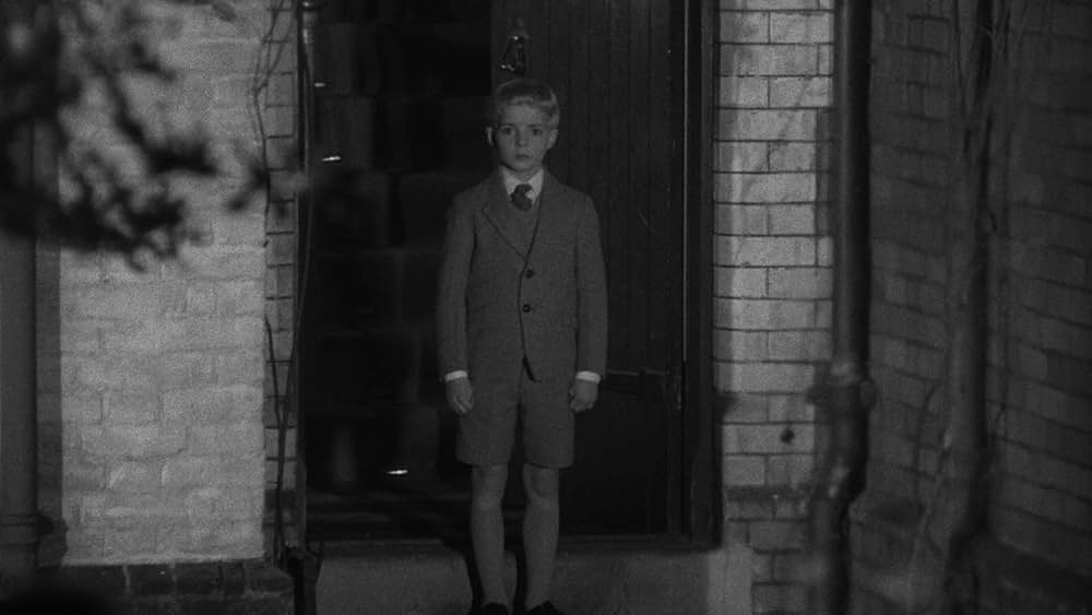 未知空間の恐怖／光る眼の画像