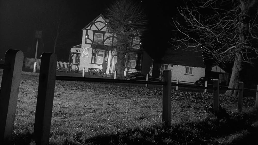 未知空間の恐怖／光る眼の画像