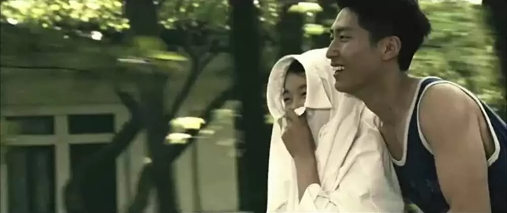 サンザシの樹の下での画像