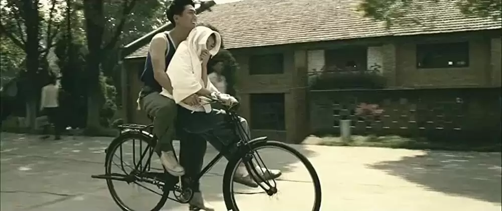 サンザシの樹の下での画像